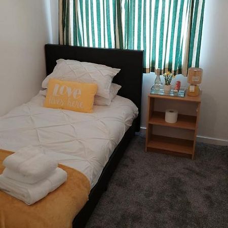 Lizras Bed & Breakfast Farnworth Exterior photo