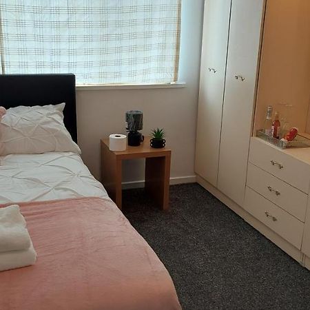 Lizras Bed & Breakfast Farnworth Exterior photo